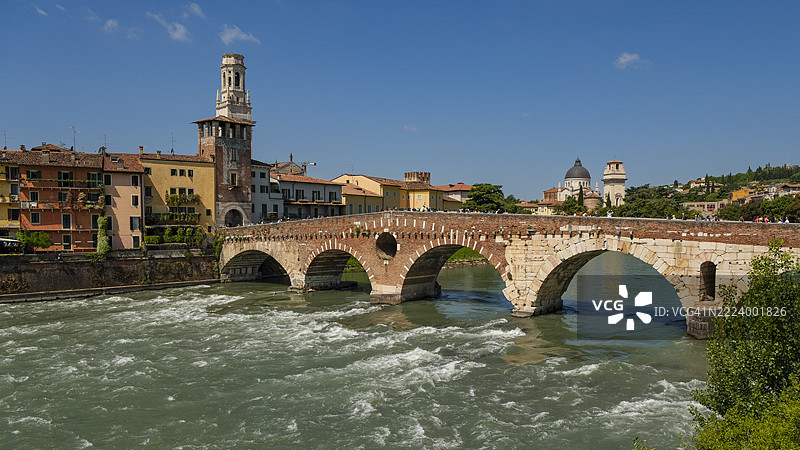 意大利维罗纳，威尼托，河上桥梁与天空的景观图片素材