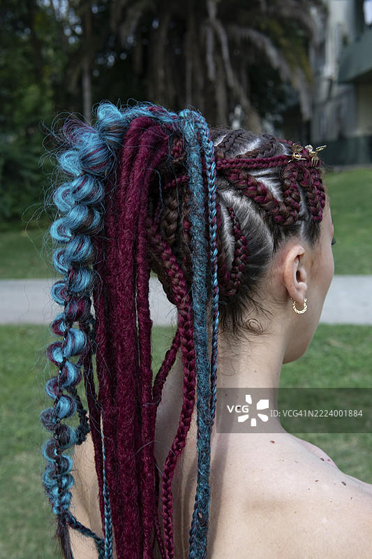 创意发型，以彩色脏辫和玉米辫为特色图片素材