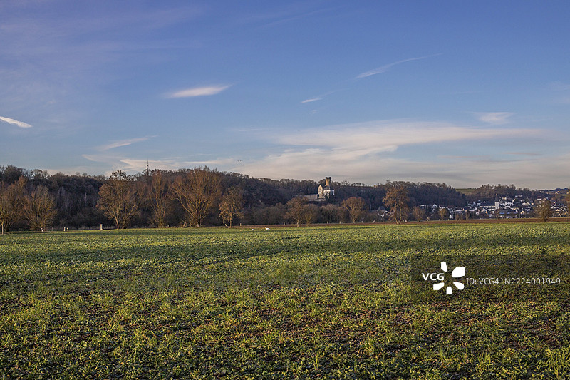 日出时的冬季风景。自然景色丰富，岩石上有一座大型教堂。前圣卢本提乌斯教堂，林堡，迪特基兴，黑森州图片素材