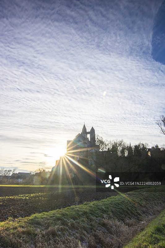 日出时的冬日风光。大量的自然景致和岩石上的一座大教堂。前圣卢本提乌斯圣堂，迪特基兴，黑森州图片素材