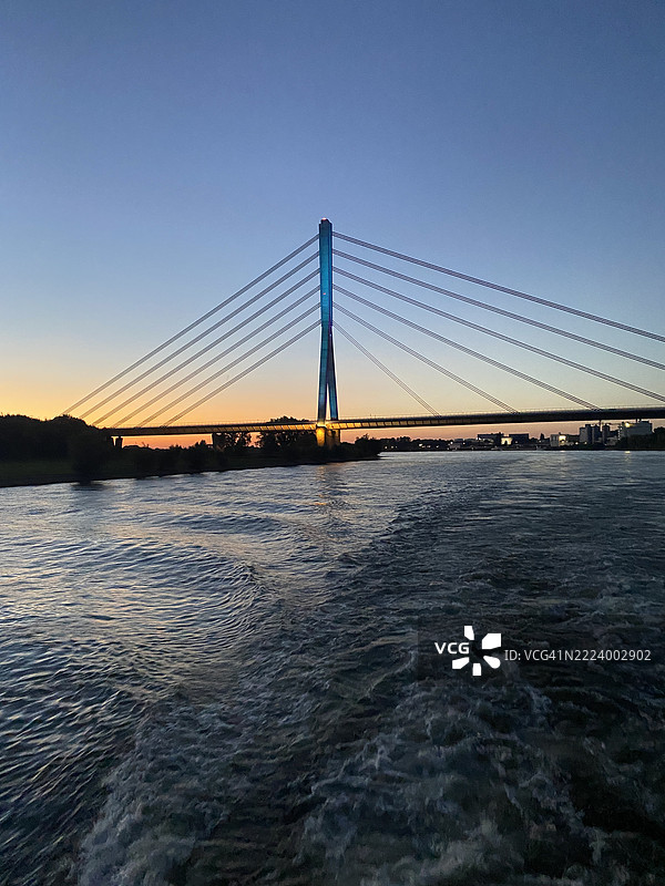 海上悬索桥的景观图片素材