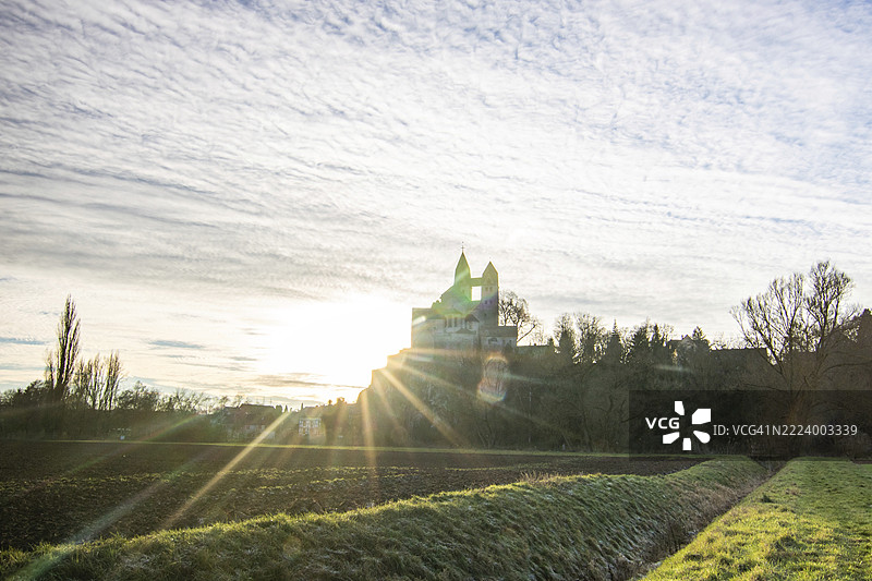 日出时的冬日风景。 许多自然景观和岩石上的一座大教堂。 前科林斯教堂圣卢本提乌斯林堡，迪特基兴，黑森州图片素材