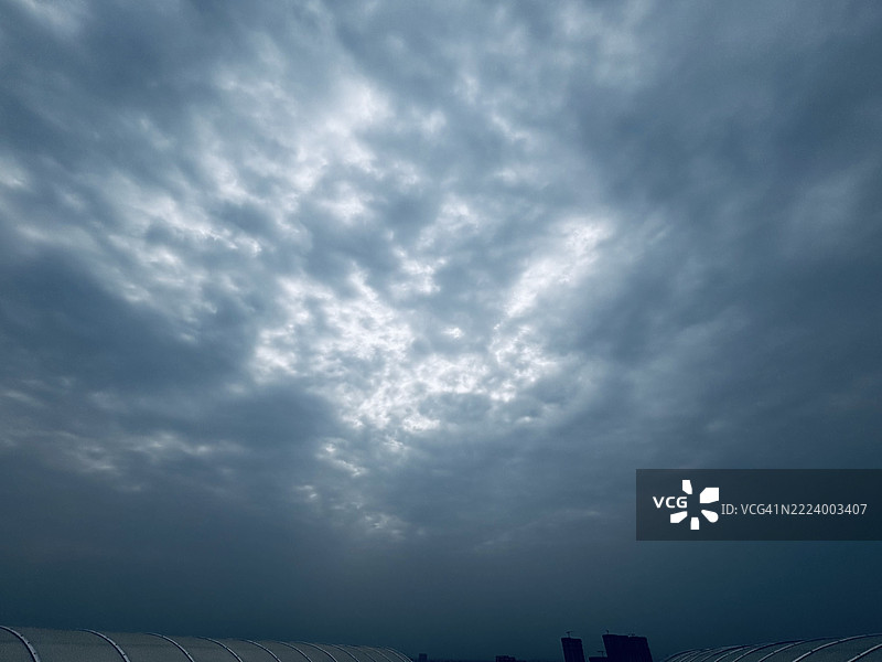 印度云雾天空下的海景图片素材