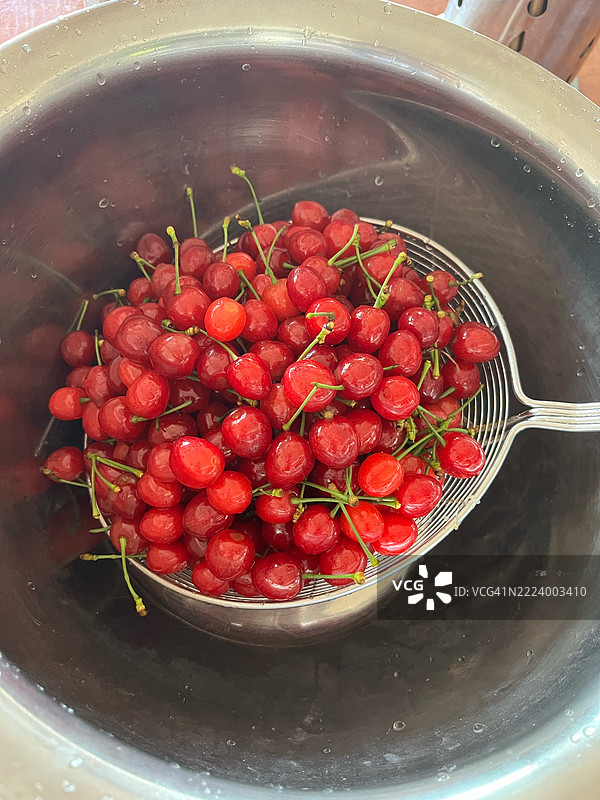 高角度视图的草莓在容器中图片素材
