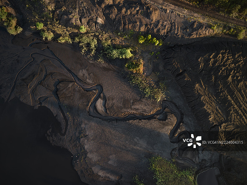 煤矿尾矿和污染土壤图案的鸟瞰图图片素材