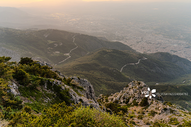 从山顶俯瞰通往土耳其马尼萨市的道路图片素材