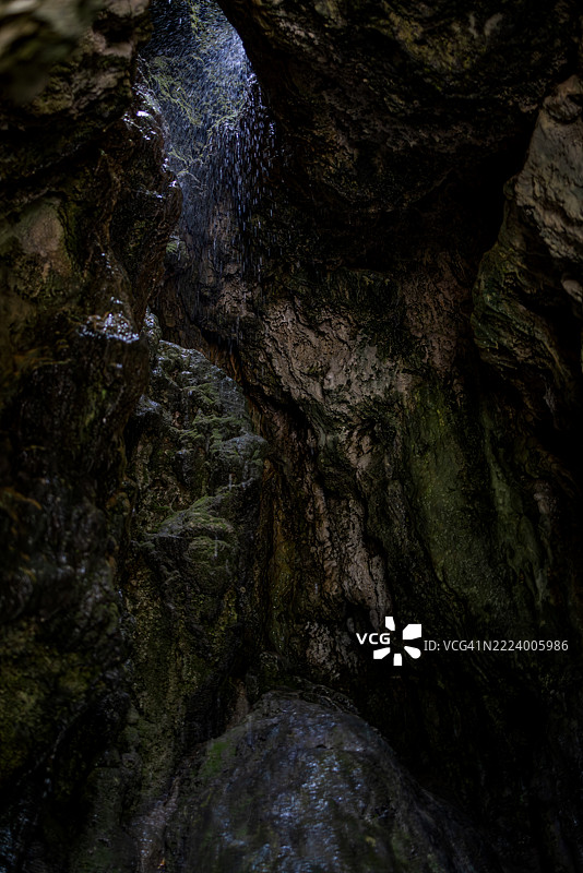 意大利艾米利亚-罗马涅的拉班特洞穴瀑布图片素材