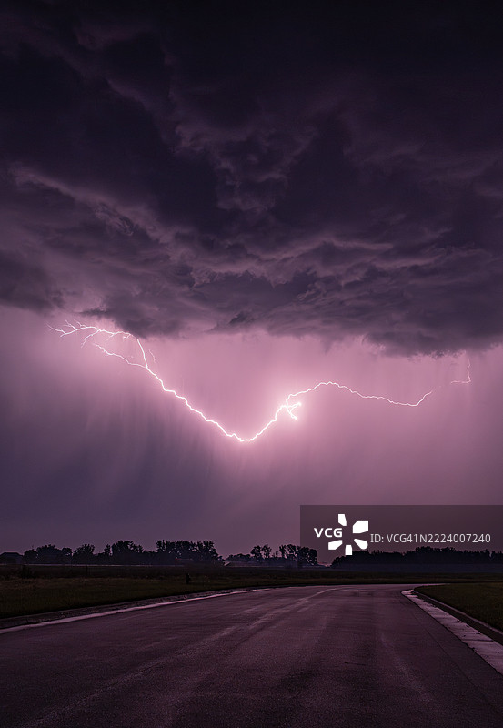 夜空下，爱荷华州美国的风景中闪电划过大地。图片素材