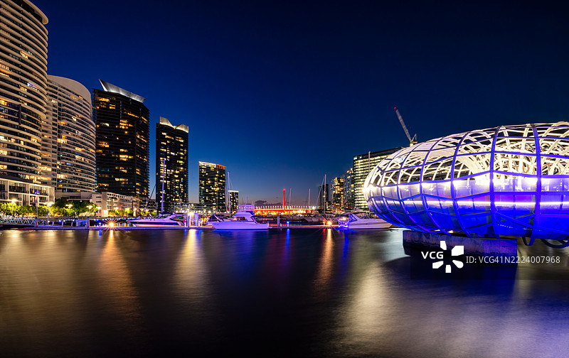 夜晚照亮的城市景观，墨尔本，维多利亚州，澳大利亚图片素材