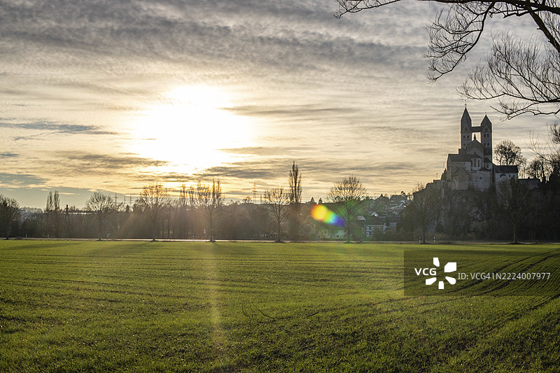日出时的冬季景观。大自然的景色，以及岩石上的一座大教堂。前圣卢本提乌斯·林堡格学院教堂，迪特基兴，黑森州图片素材