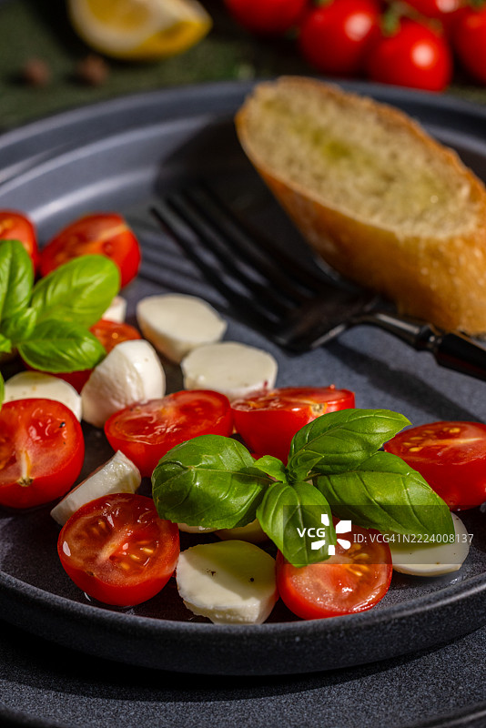意大利番茄 mozzarella 沙拉，配以罗勒和烤面包，乌克兰图片素材