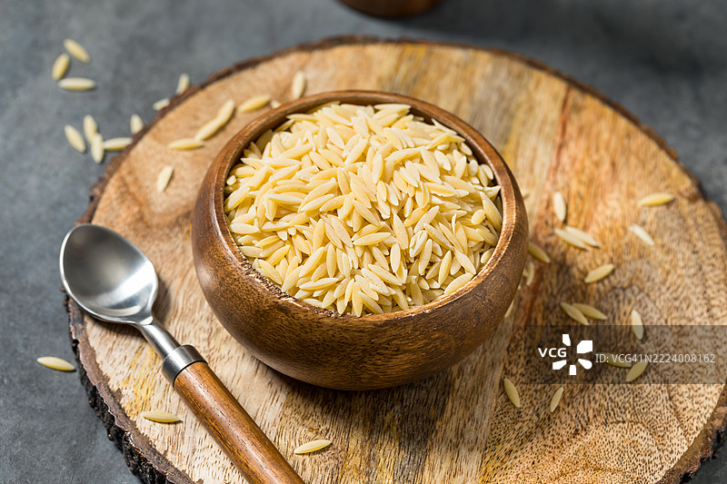 碗中米饭的特写，位于桌子上，美国，USA图片素材