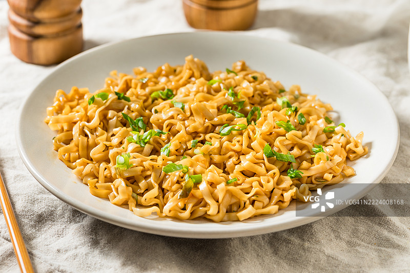 简单健康的亚洲酱油葱油面， 美国， 美国图片素材