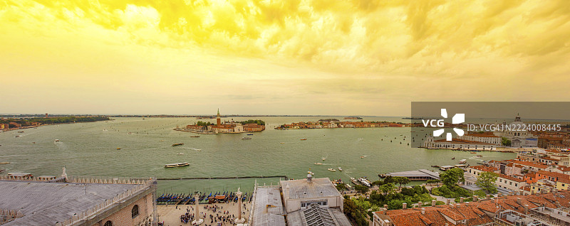 从钟楼俯瞰威尼斯意大利欧洲的圣马可广场、圣玛丽亚·德拉·萨卢特大教堂和圣乔治·马焦雷岛的全景航拍图图片素材