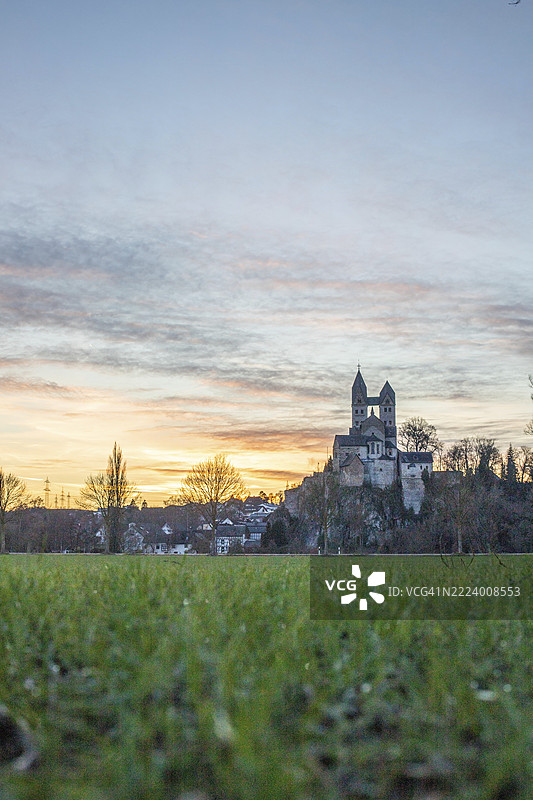日出时的冬季景观。大自然的景象，岩石上有一座宏伟的教堂。前科莱吉亚特教堂，圣卢本提乌斯林堡，迪特基兴，黑森州图片素材