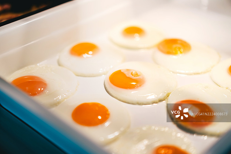 在温暖的灯光下展示的煎蛋托盘图片素材