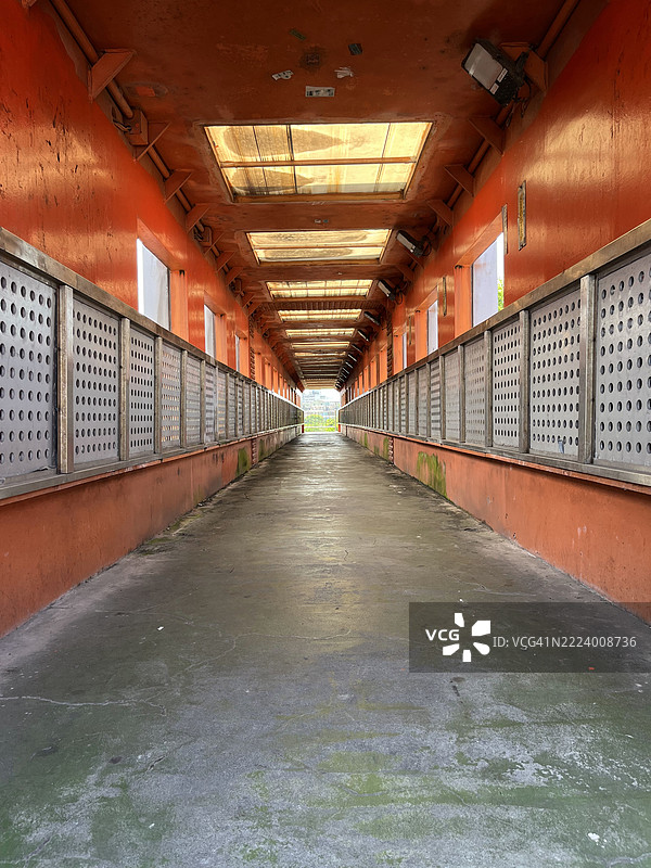 城市中空荡荡的人行天桥图片素材