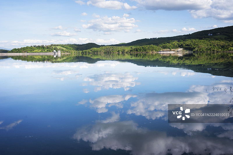 湖泊与天空的美丽景色，巴贝里诺·迪·穆杰洛，托斯卡纳，意大利图片素材