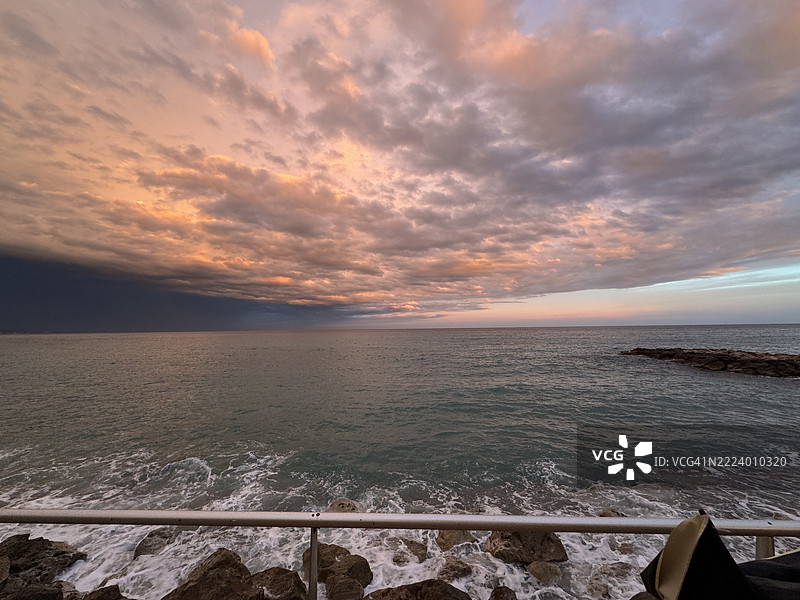 日落时分，法国门顿海面与天空的美丽景色图片素材