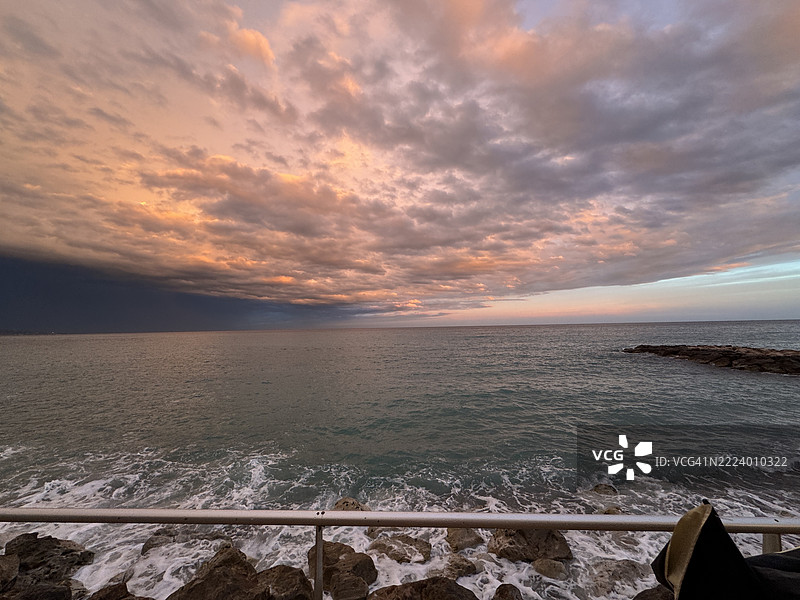 日落时分，法国门顿海面与天空的美丽景色图片素材
