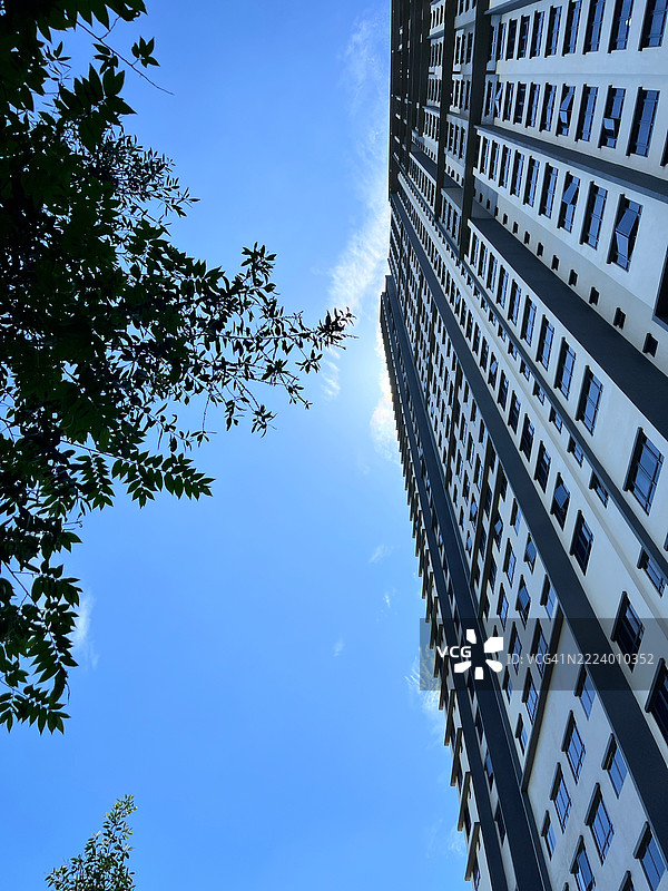 低角度视图的建筑与蓝天，吉隆坡，马来西亚图片素材