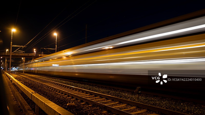 瑞士夜晚的火车站景观图片素材