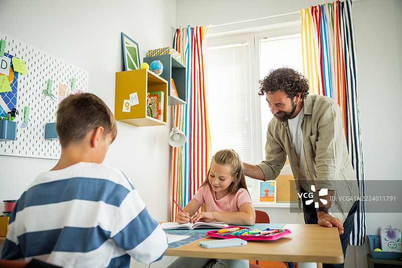 兄妹在家学习图片素材