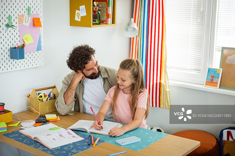 在家学习的女学生图片素材