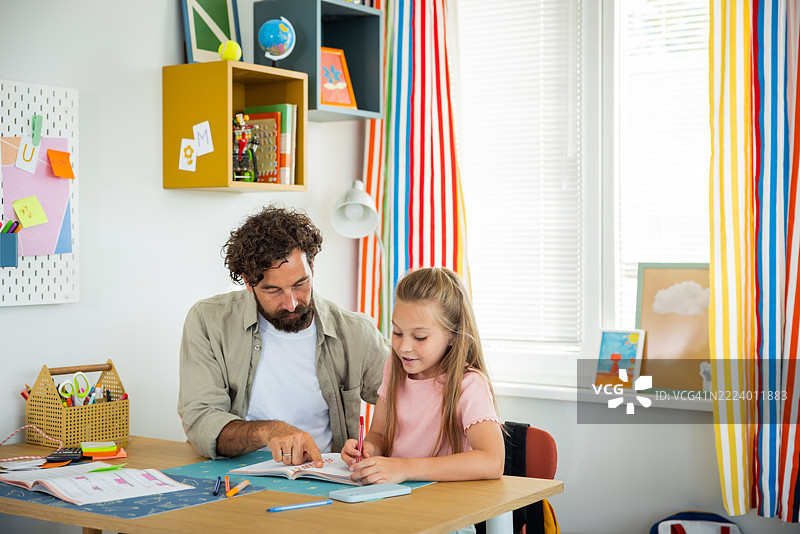 在家学习的女学生图片素材