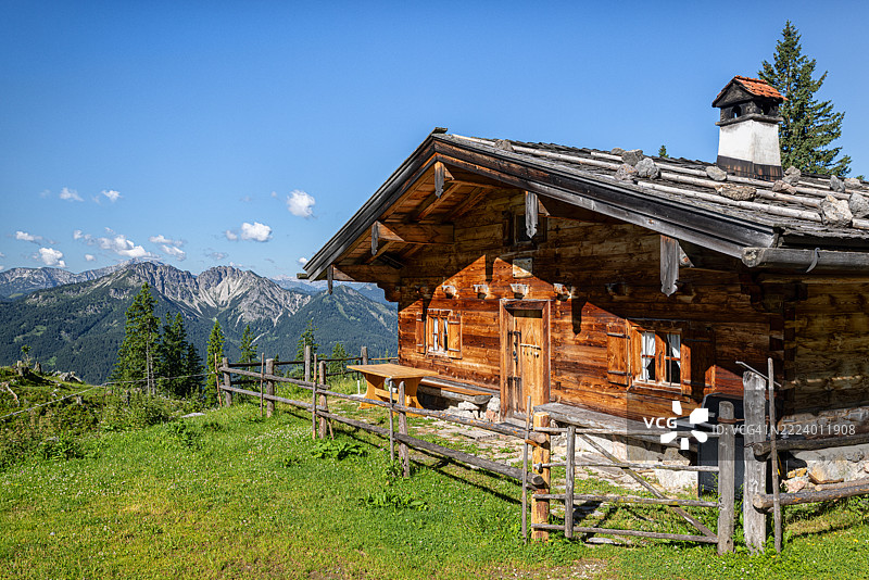 巴伐利亚阿尔卑斯山中的木屋。德国巴伐利亚州施利尔湖。图片素材