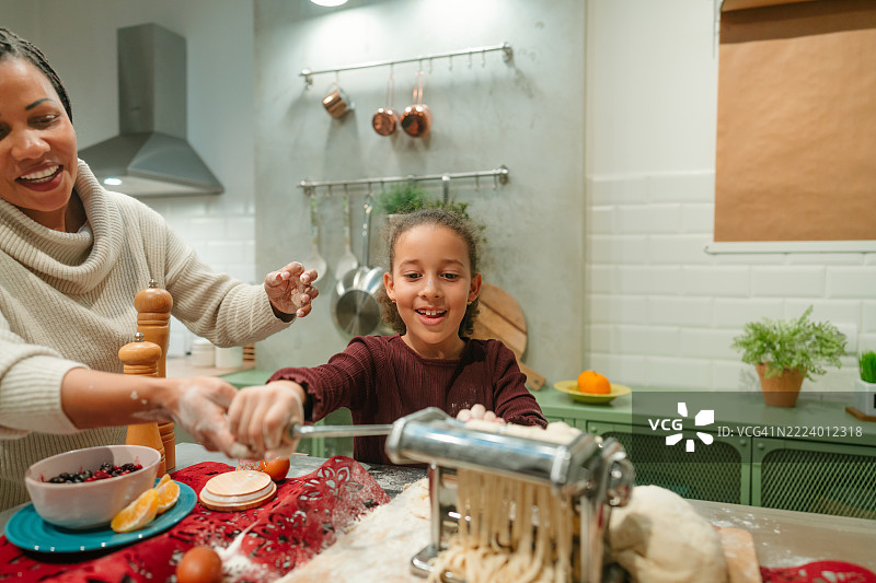 制作自制意大利宽面条图片素材