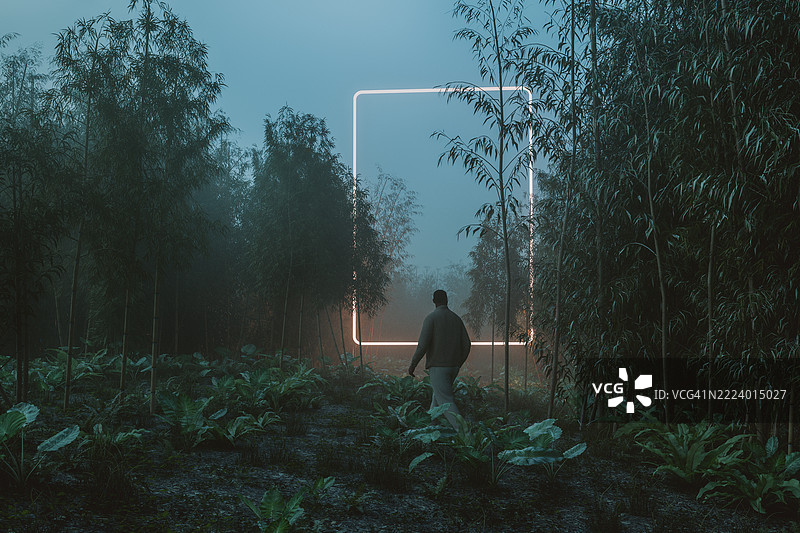 夜晚在神秘丛林中行走的男人图片素材