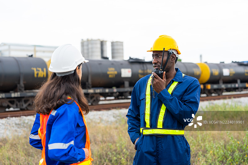 铁路维护工人在轨道上作业的肖像图片素材
