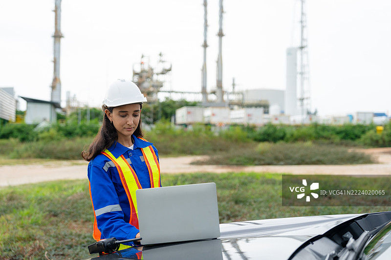 工程师监测工业石油炼油厂附近的环境条件图片素材