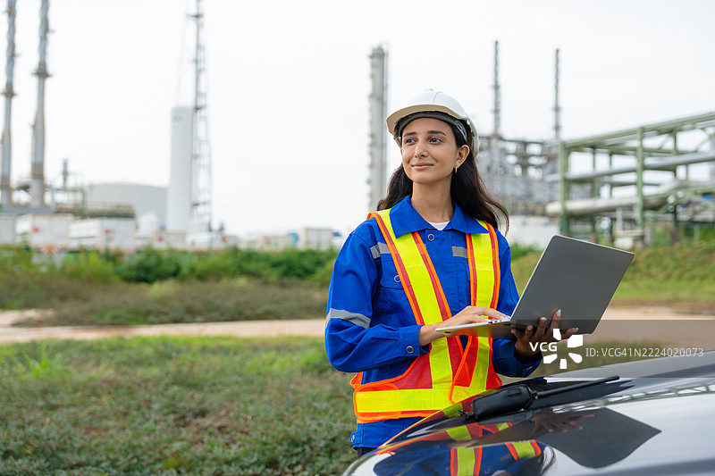 工程师监测工业石油炼油厂附近的环境条件图片素材