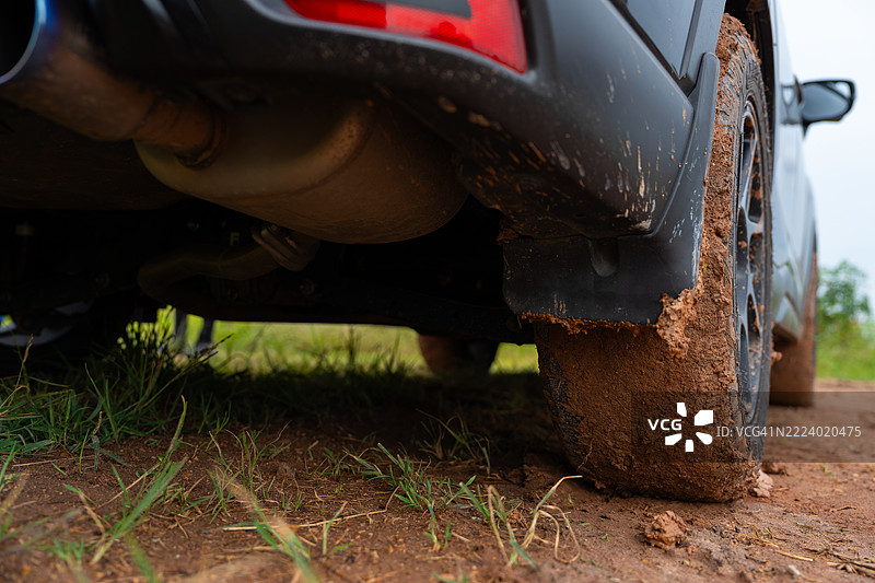 SUV全地形轮胎上的泥土图片素材