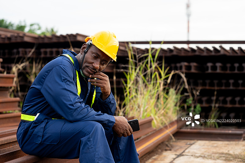 失业的蓝领工人坐在工业现场图片素材