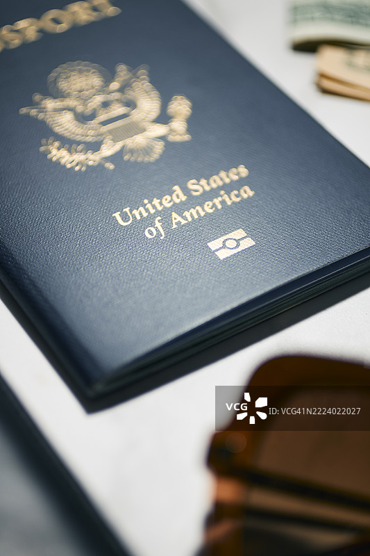 一份美国护照与其他物品放在大理石表面上图片素材