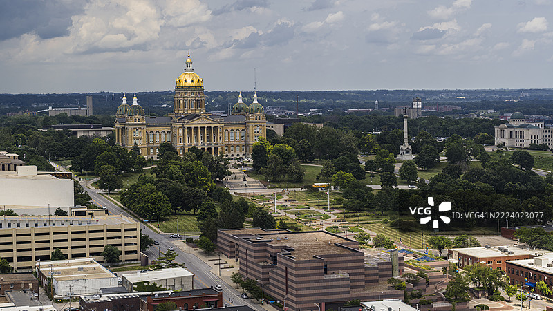 政府中心在中西部大都市的主街上，爱荷华州国会大厦的金色圆顶在多云的天空下矗立于德莫因市天际线。图片素材