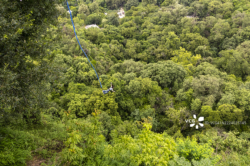 年轻女性在蹦极跳图片素材