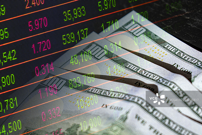 数字市场数据叠加在美元钞票上图片素材