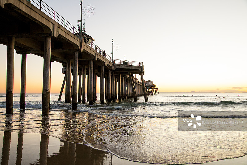 在亨廷顿海滩码头下图片素材