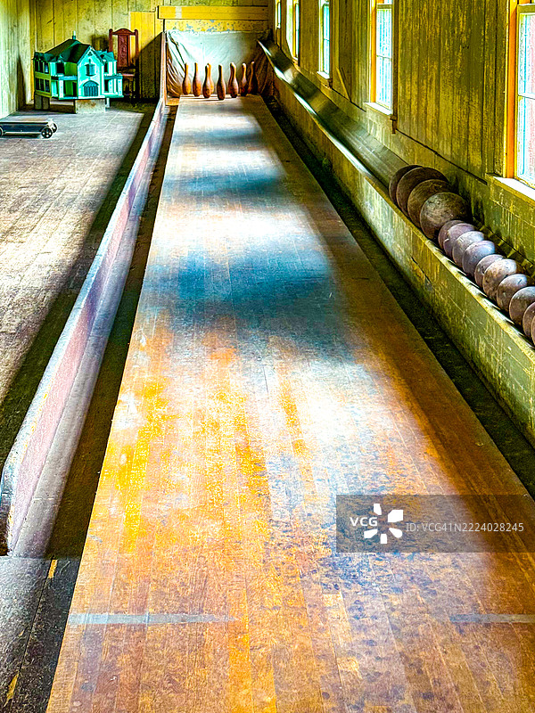 在伍德斯托克的罗兹兰德小屋室内保龄球馆打十柱保龄球图片素材