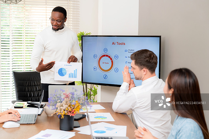 多元化工作场所的商业团队在办公室会议中讨论人工智能工具，进行团队合作和技术营销规划，黑人男性商业领袖，数字工作流程。图片素材