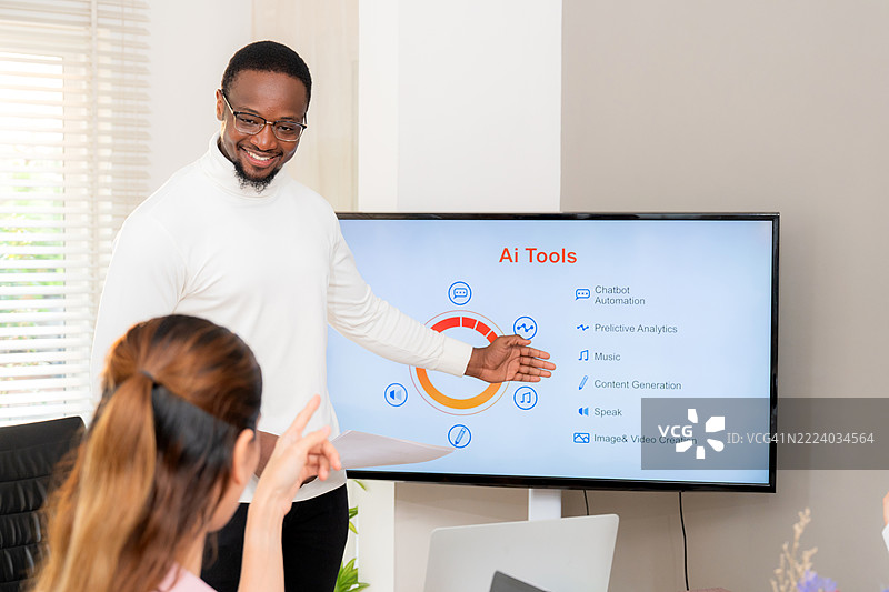 商业团队在多元化的工作场所讨论人工智能工具，进行办公室的企业会议，团队合作和技术营销规划，黑人男性商业领袖，数字工作流程。图片素材