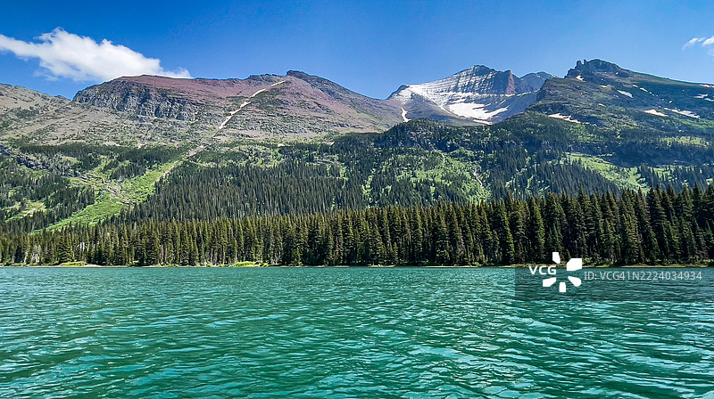 蒙大拿州许多冰川的约瑟芬湖图片素材