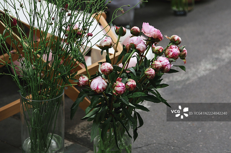 当地花店的礼品店，鲜花与粉色牡丹花束图片素材