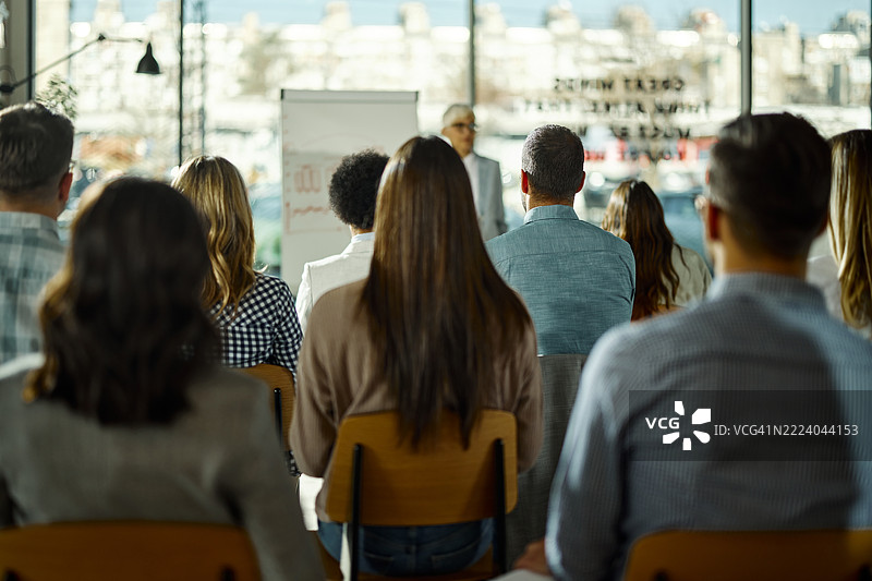 商务人士在会议室参加研讨会的背影。图片素材