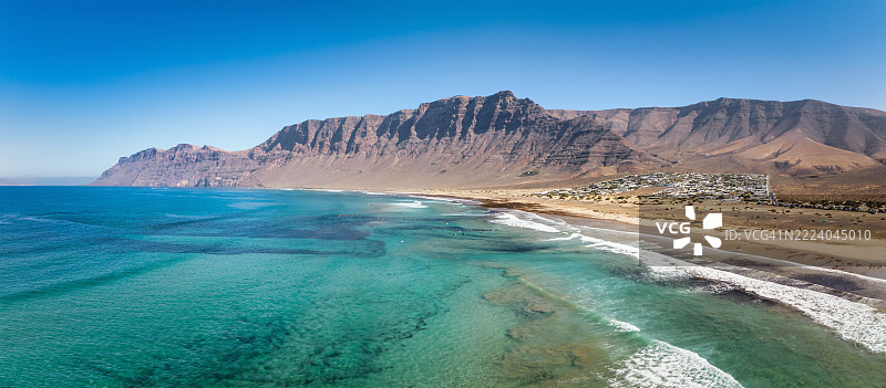 兰萨罗特岛加那利群岛法马拉海滩与法马拉悬崖相遇大西洋图片素材