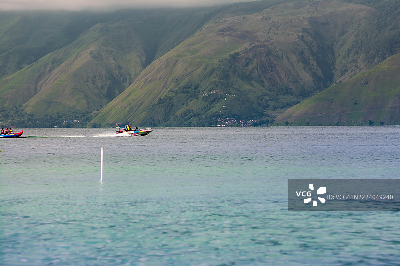 在印度尼西亚北苏门答腊的托巴湖享受水上运动图片素材